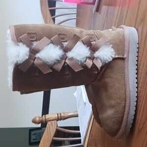 great condition, Koolaburra by Ugg Boots.  With bows